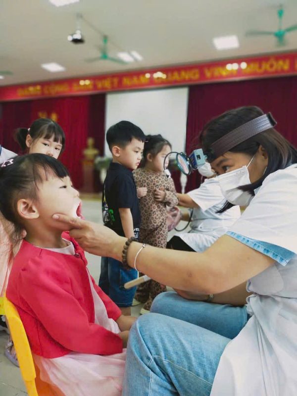 TRƯỜNG MẦM NON KIM LIÊN TỔ CHỨC KHÁM SỨC KHỎE CHO HỌC SINH