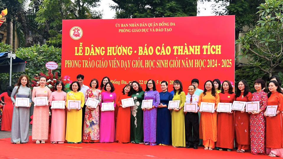 TRƯỜNG MẦM NON KIM LIÊN VINH DỰ ĐƯỢC THAM GIA LỄ DÂNG HƯƠNG - BÁO CÁO THÀNH TÍCH PHONG TRÀO GIÁO VIÊN DẠY GIỎI, NHÂN VIÊN GIỎI NGÀNH GDĐT QUẬN ĐỐNG ĐA NĂM HỌC 2024 - 2025