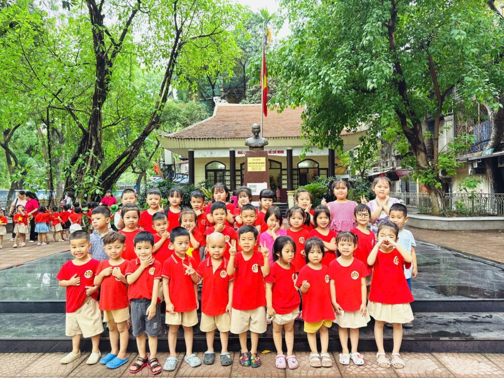 CÁC BÉ TRƯỜNG MN KIM LIÊN DÂNG HƯƠNG NHÀ TƯỞNG NIỆM BÁC HỒ NHÂN DỊP NGÀY 19.5