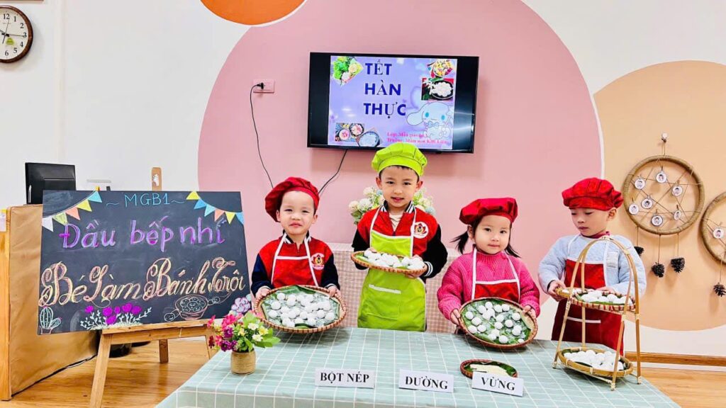 Bé tập làm nội trợ nặn bánh trôi ngày Tết Hàn thực