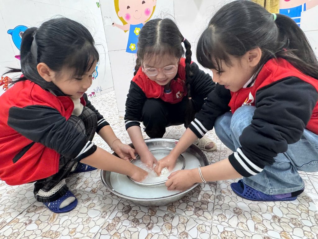BÉ THAM GIA HOẠT ĐỘNG TRẢI NGHIỆM LÀM MÓN XÔI NGÔ