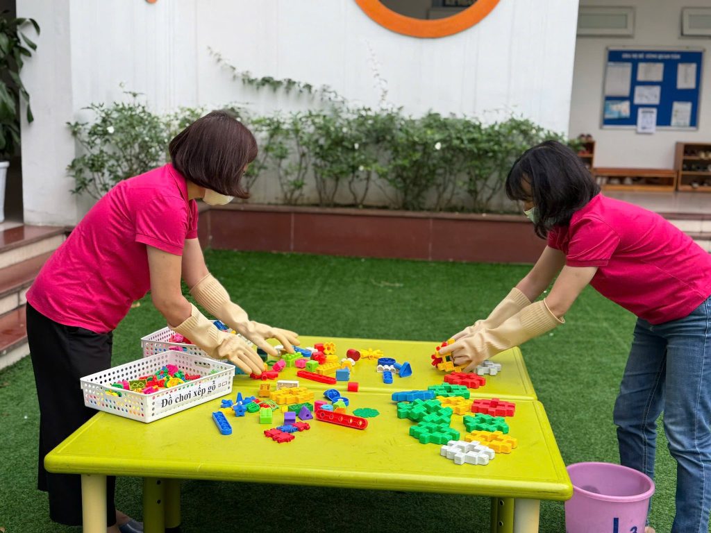 TRƯỜNG MẦM NON KIM LIÊN TĂNG CƯỜNG VỆ SINH, KHỬ KHUẨN PHÒNG CHỐNG DỊCH BỆNH