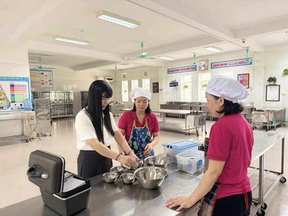 TRƯỜNG MN KIM LIÊN ĐÓN ĐOÀN KIỂM TRA ĐÁNH GIÁ CÔNG TÁC Y TẾ TRƯỜNG HỌC